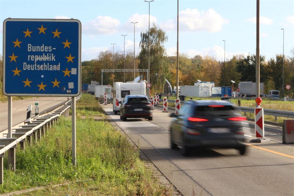 Autos fahren über den Grenzübergang der A4 bei Aachen in Richtung Deutschland. Sascha Thelen/dpa
