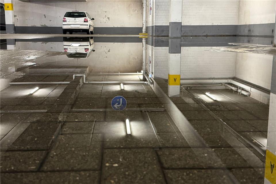 Autos können die untere Etage des Parkhauses zwar noch verlassen, die Fahrer könnten sich aber auf dem Weg zum Fahrzeug nasse Füße holen.