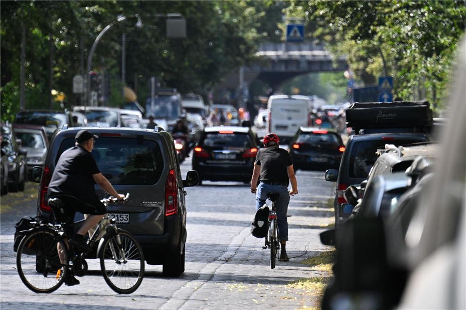 Autos sind der Initiative ein Dorn im Auge. (Archivbild)Sebastian Gollnow/dpa