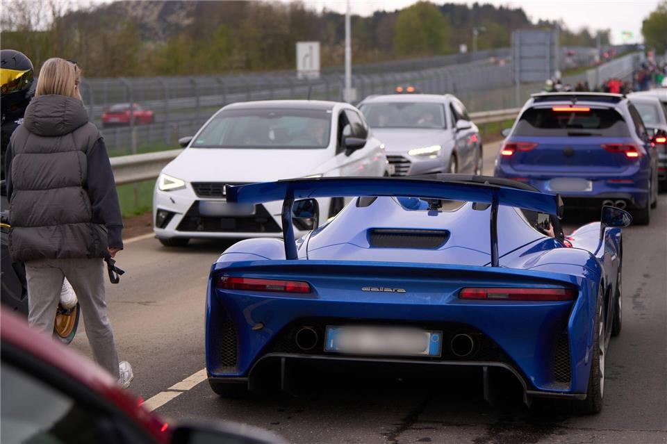 Autos stecken am „Car-Freitag“ auf dem Weg zur Nordschleife des Nürburgrings im Stau.Thomas Frey/dpa