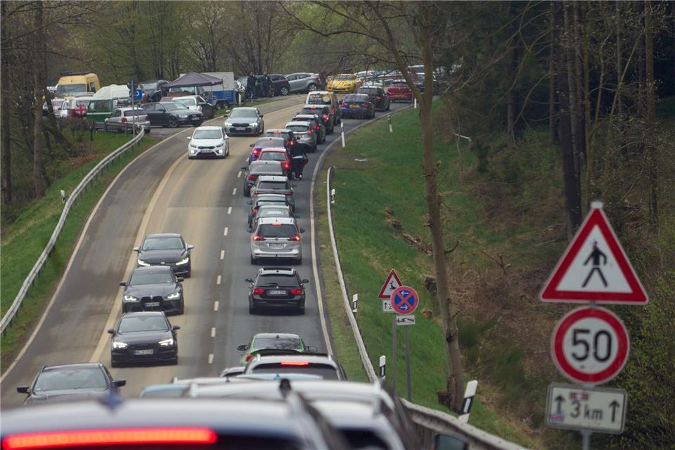 Autos stecken am Nürburgring im Stau.Thomas Frey/dpa