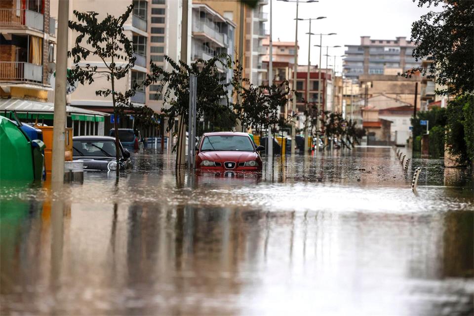 Autos stehen im Hochwasser einer überschwemmten Straße.Rober Solsona/EUROPA PRESS/dpa