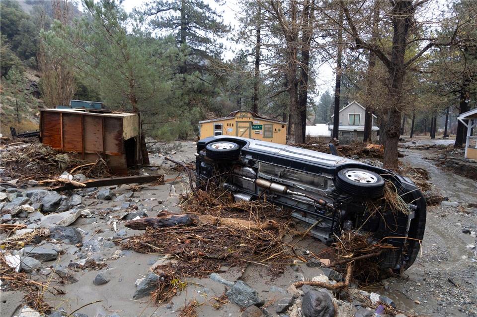 Autos und Häuser werden nach Unwetter von Schlamm verschluckt.Matthew Hoen/ZUMA Press Wire/dpa