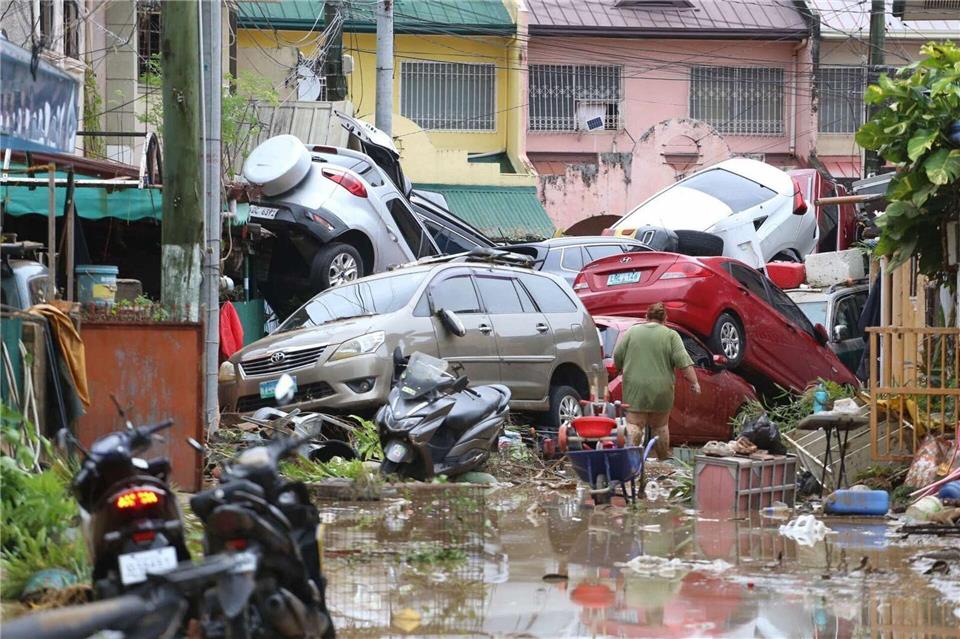 Autos wurden durch den Taifun übereinandergestapelt.Jacqueline Hernandez/AP/dpa
