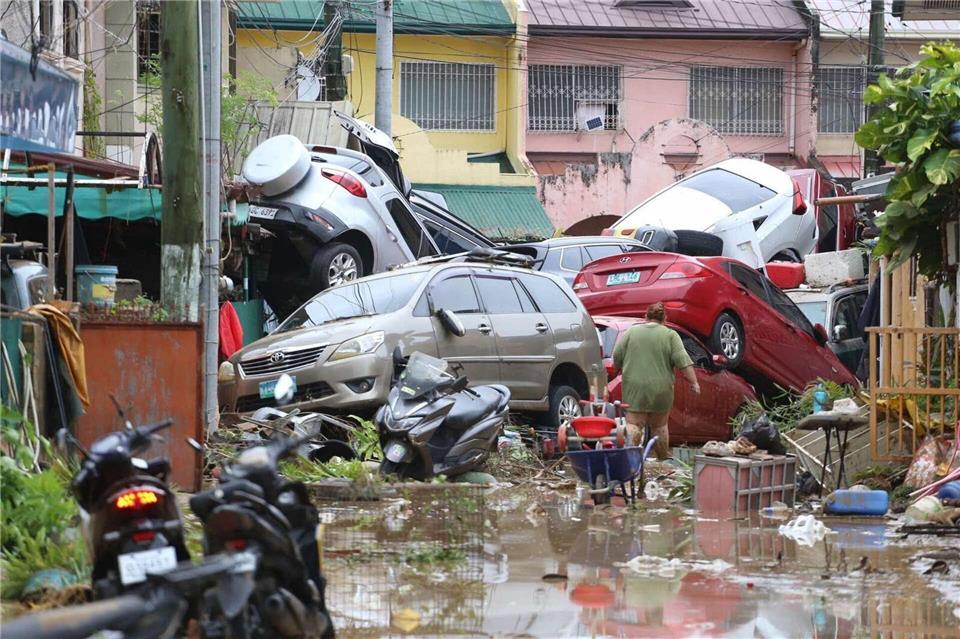 Autos wurden durch den Taifun übereinandergestapelt.Jacqueline Hernandez/AP/dpa