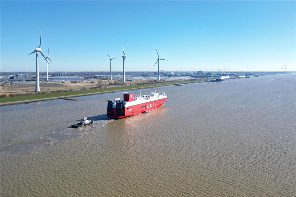Autotransporter brauchen etwa ausreichend Tiefgang, um die über die Außenems den Emder Hafen erreichen zu können. (Archivbild)Lars Penning/dpa