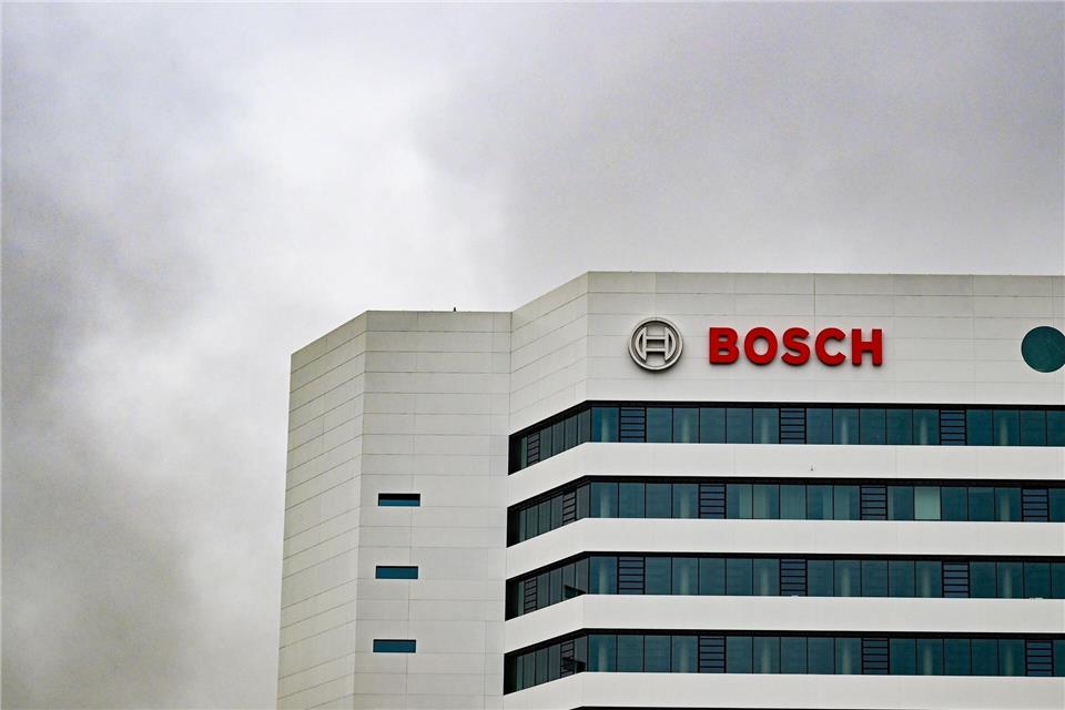 Autozulieferer Bosch will weitere Stellen abbauen. (Archivbild)Bernd Weißbrod/dpa