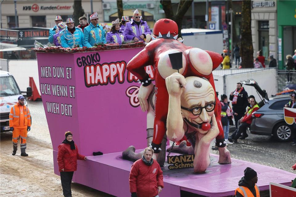 Autsch - Bundeskanzler Friedrich Merz wurde von den Karnevalisten in ein Sadomaso-Outfit gesteckt.Oliver Berg/dpa