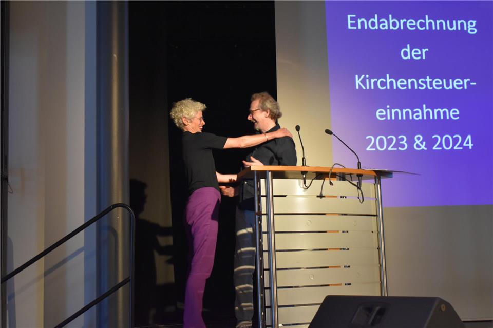Axel Gehrmann (r.) beglückwünscht die neue Superintendentin Imke Philipps.