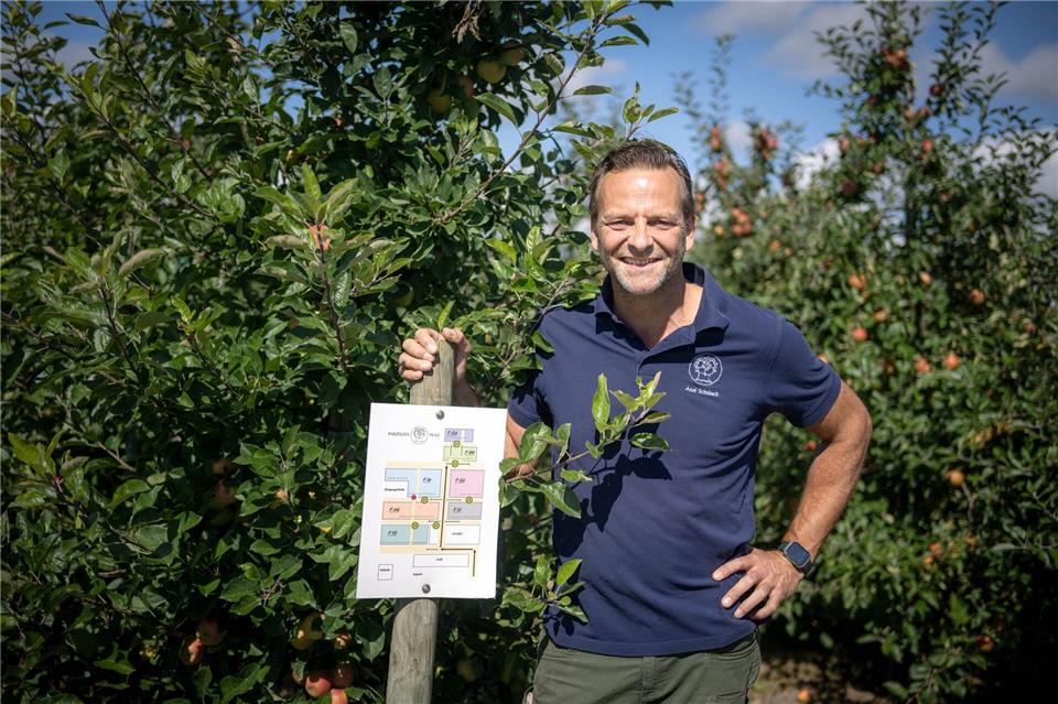 Axel Schuback öffnete Anfang der 2000er Jahre seine Plantage für Patenschaften.Sina Schuldt/dpa
