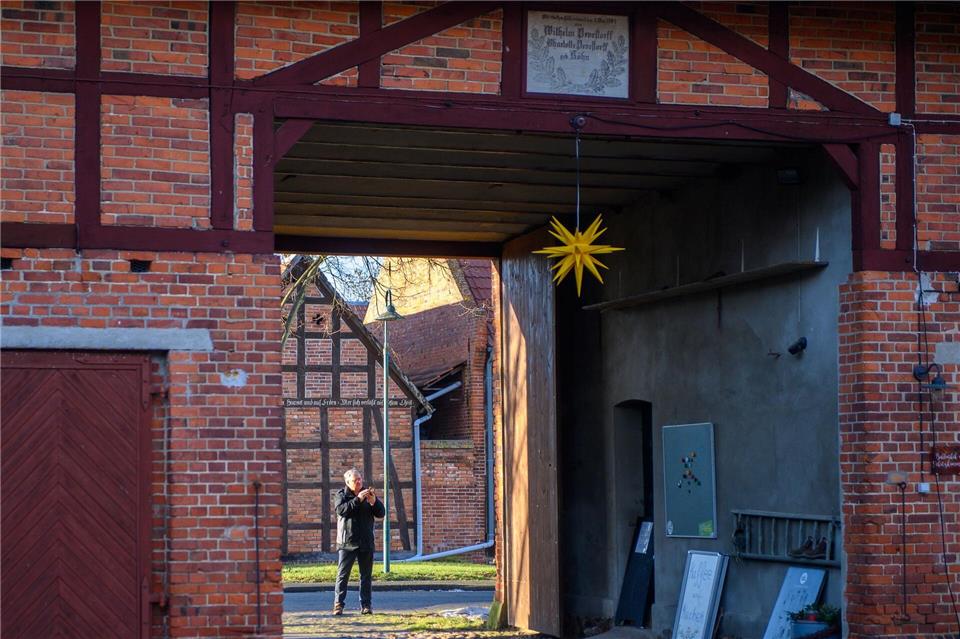 Axel Thiemann, Ortsbürgermeister von Neulingen steht vor der Zufahrt zum Landhof Neulingen. Klaus-Dietmar Gabbert/dpa
