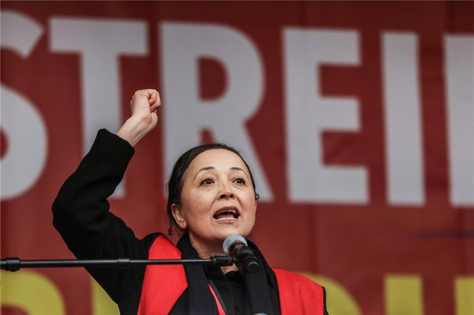 Ayla Celik, GEW-Landesvorsitzende spricht auf einer Kundgebung in Köln. Die Gewerkschaft Erziehung und Wissenschaft (GEW) hat in einigen Regionen von NRW zu neuen Warnstreiks an Schulen aufgerufen. (Archivbild) Oliver Berg/dpa