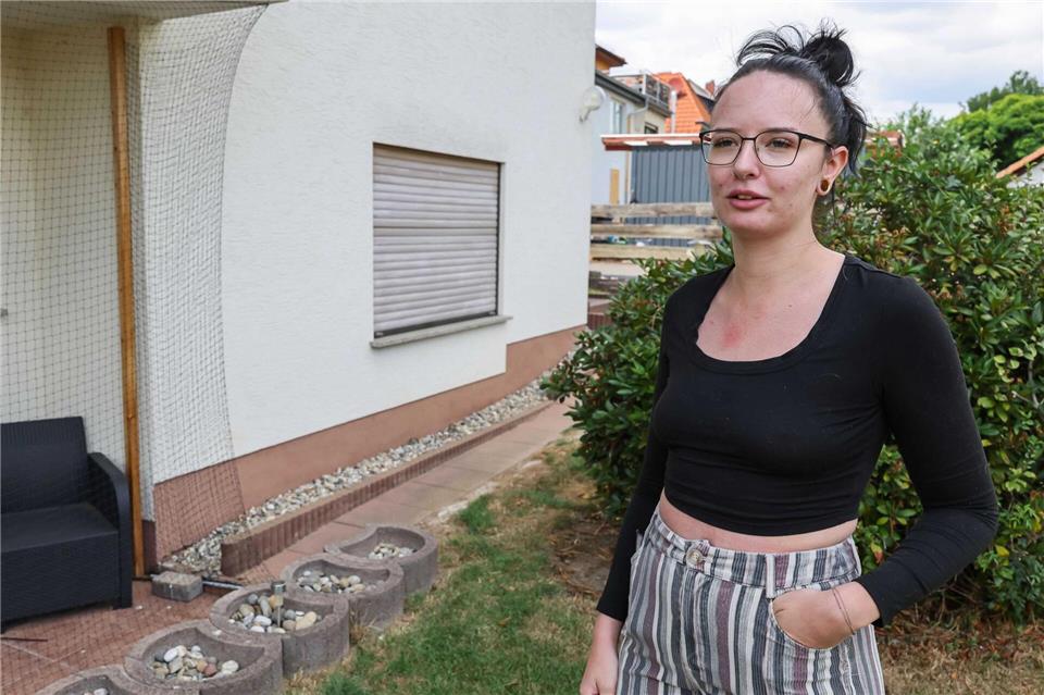 Ayleen Schmitt kann sich nicht erklären, wie ihre Schlange aus dem Terrarium möglicherweise durch ein gekipptes Badezimmerfenster ins Freie gelangen konnte.Daniel Löb/dpa