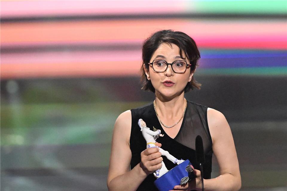 Ayse Polat wurde für den Film mehrfach ausgezeichnet - hier etwa beim Bayerischen Filmpreis. (Archivbild)Felix Hörhager/dpa