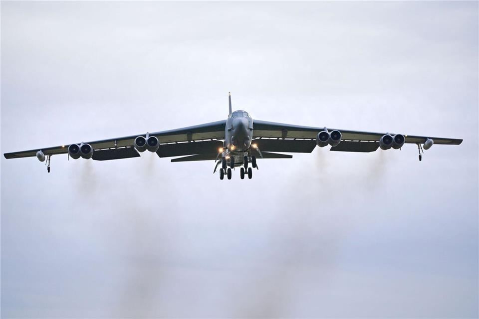 B-52-Bomer stürzt in Kalifornien ab. (Symbolbild)Ben Birchall/PA Wire/dpa