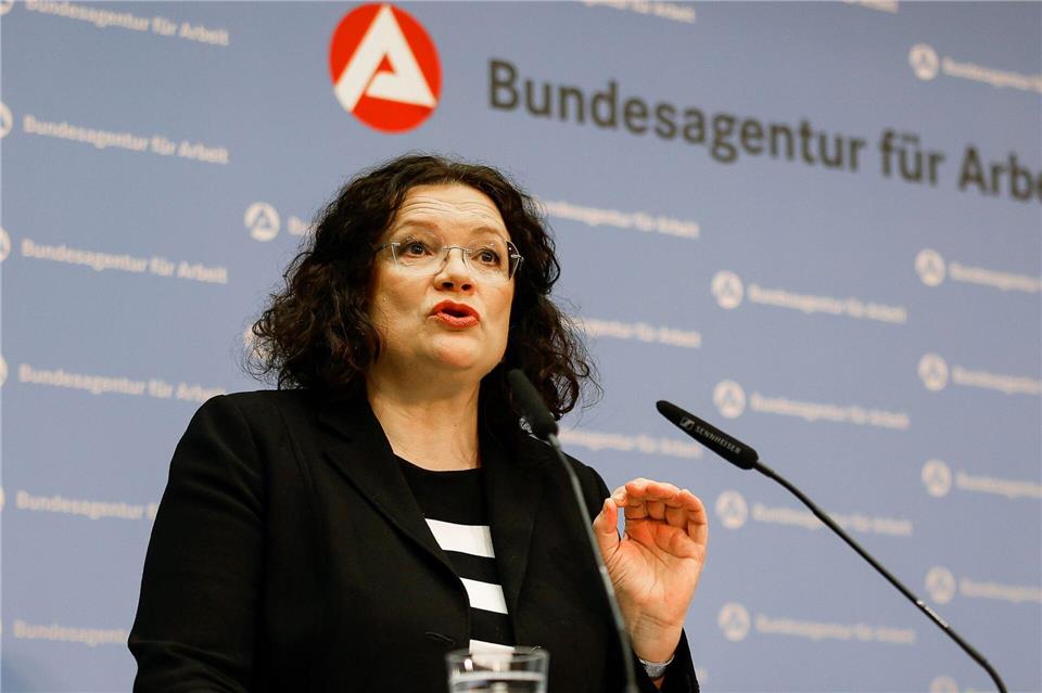 BA-Chefin Nahles hält es angesichts des Fachkräftemangels für eine falsche Entwicklung, wenn Unternehmen an den Ausbildungsplätzen sparen. (Archivbild)Daniel Löb/dpa