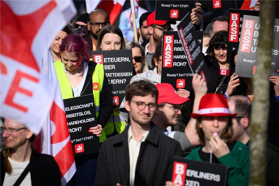 BASF-Beschäftigte protestieren vor dem BASF-Servicezentrum in Berlin-Prenzlauer Berg.Bernd von Jutrczenka/dpa