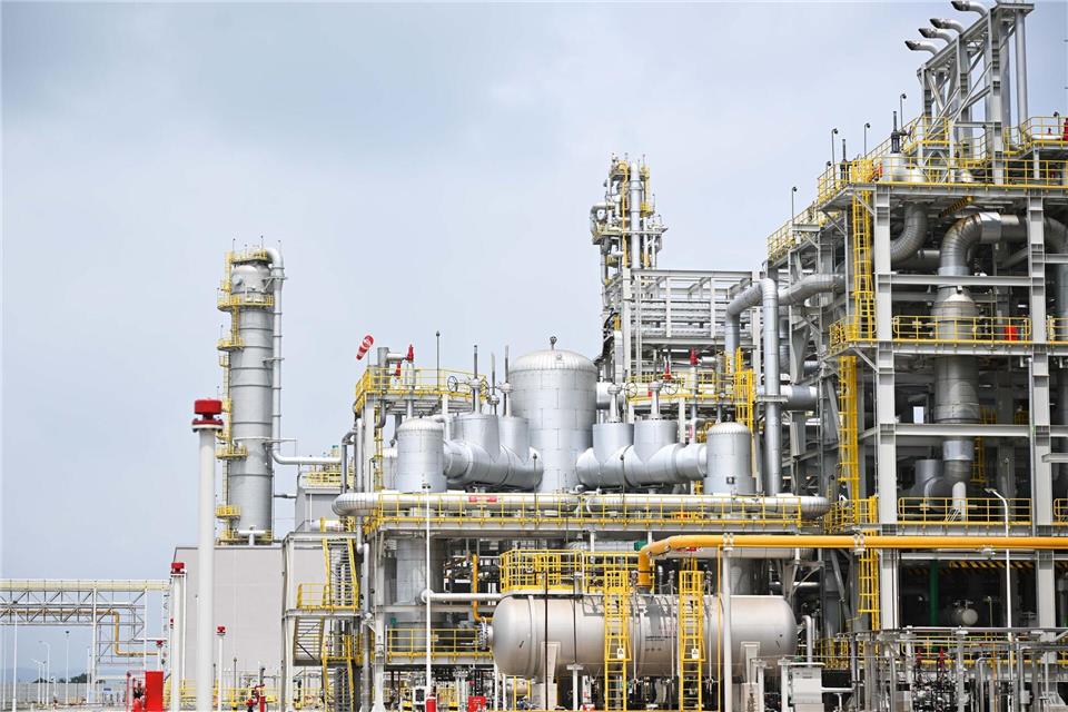 BASF hat ein riesiges Werk in China errichtet - auf den Markt will der Konzern nicht verzichtenDeng Hua/XinHua/dpa