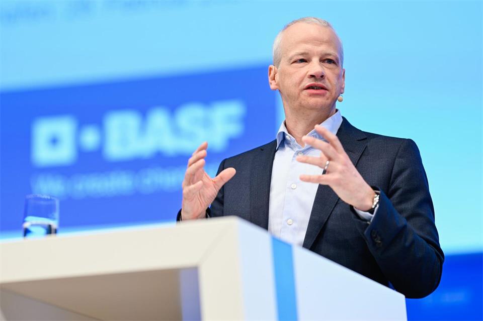 BASF - hier Konzernchef Markus Kamieth - legt Zahlen zum dritten Quartal vor. (Archivbild)Uwe Anspach/dpa