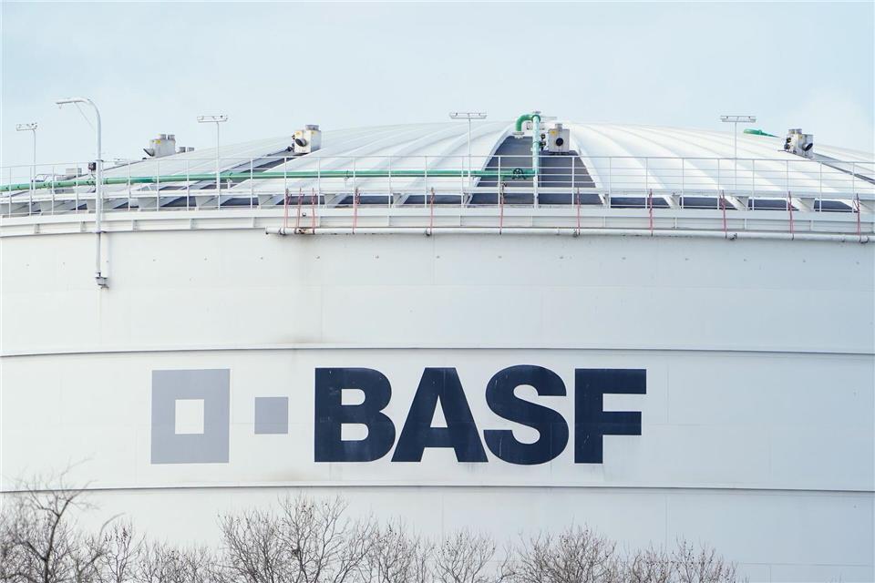 BASF in Ludwigshafen: Kostendruck, hohen Energiepreisen und einer zu geringen Auslastung am Stammwerk. (Archivbild)Uwe Anspach/dpa