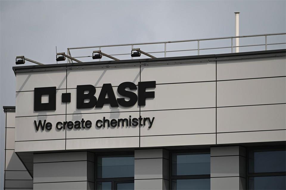 BASF legt im dritten Quartal bei Umsatz und Ergebnis zu. (Archivbild)Johannes Neudecker/dpa