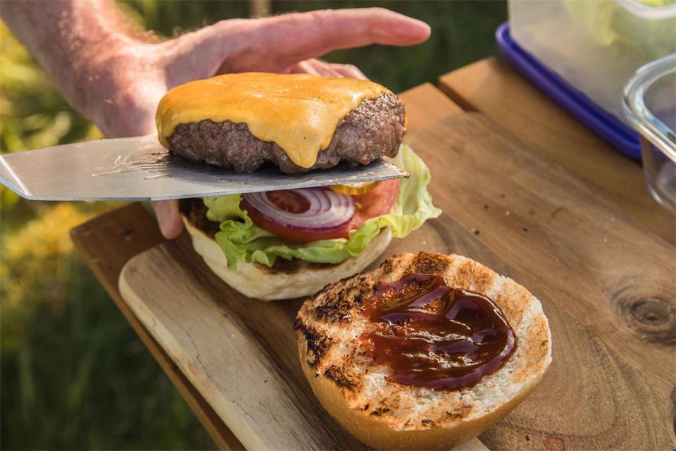 BBQ-Sauce gehört für viele zum Grillen dazu: Seit dem 1. Juli sind acht gängige Raucharomen in Saucen und Snacks nicht mehr zugelassen.Christin Klose/dpa-tmn