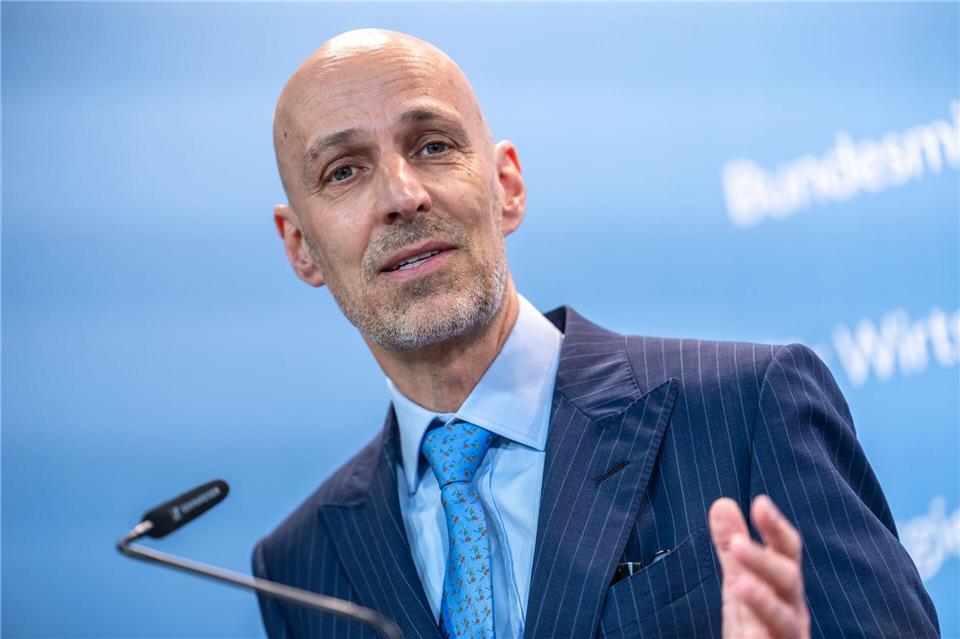 BDI-Präsident Peter Leibinger warnt: „Wir sind als Standort nicht mehr wettbewerbsfähig.“ (Archivbild)Michael Kappeler/dpa