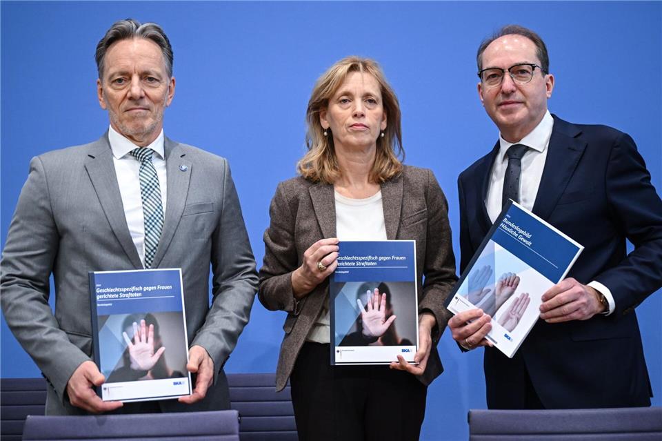 BKA-Präsident Holger Münch, Bundesfamilienministerin Karin Prien (CDU) und Bundesinnenminister Alexander Dobrindt (CSU) präsentieren in Berlin zwei Sonderauswertungen der Polizeistatistik: Ein Bundeslagebild zu häuslicher Gewalt und ein Lagebild zu Straftaten gegen Frauen.  Britta Pedersen/dpa