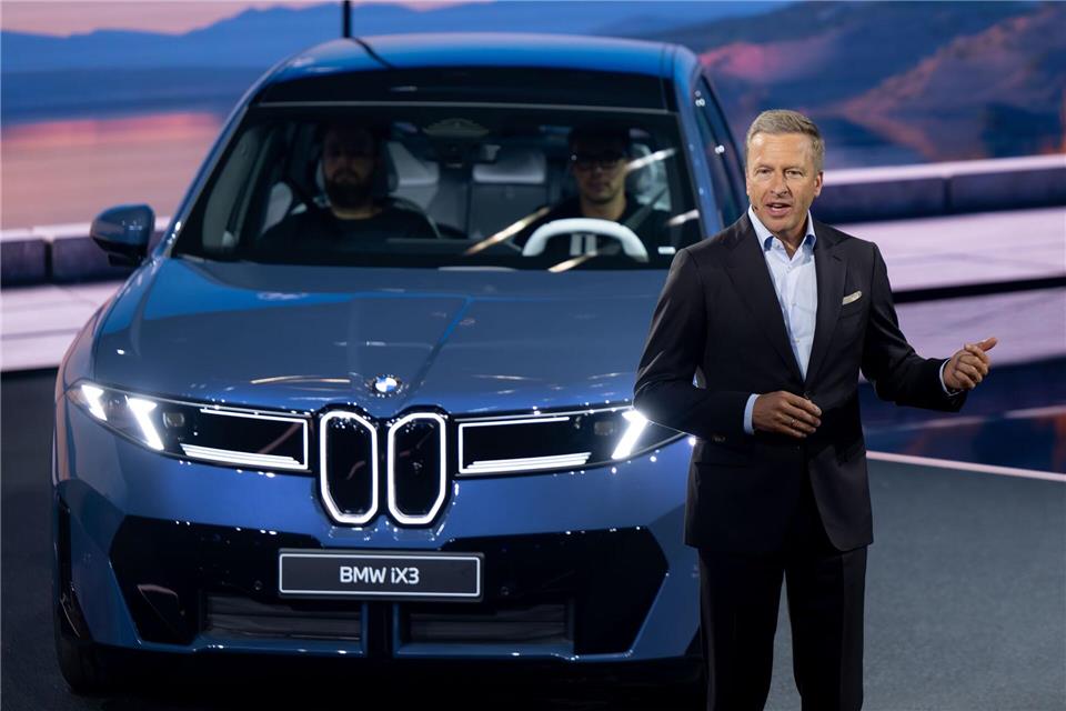 BMW-Chef Oliver Zipse und der neue iX3. Die Bestellungen für das erste Modell der neuen Klasse sind laut BMW gut. (Archivbild)Sven Hoppe/dpa