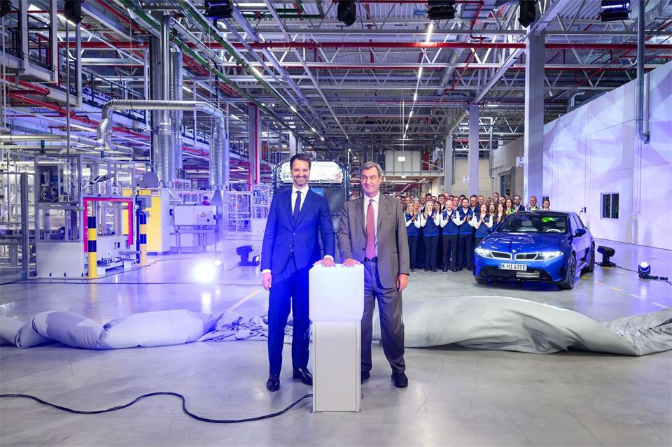 BMW-Produktionsvorstand Raymond Wittmann und Bayerns Ministerpräsident Markus Söder (r) starten symbolisch die Produktion.Lukas Barth-Tuttas/dpa