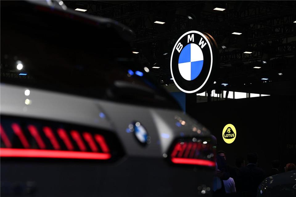 BMW leidet unter ähnlichen Problemen wie die anderen deutschen Autohersteller, kann unter dem Strich aber mehr Geld verdienen. (Archivbild)Johannes Neudecker/dpa