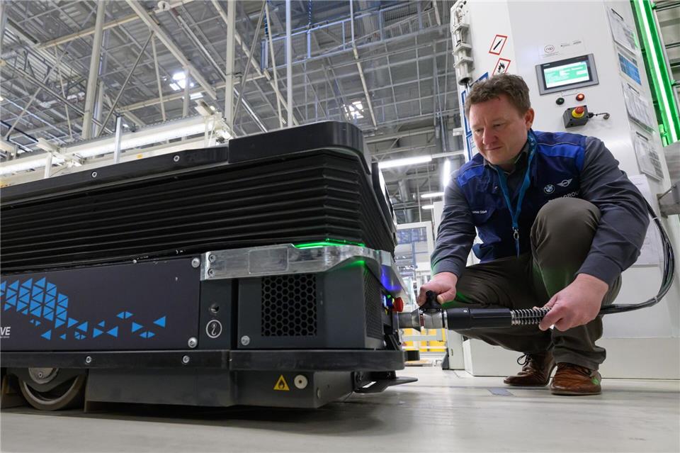 BMW will den Standort ab 2027 über eine Pipeline mit Wasserstoff versorgen. (Archivbild) Hendrik Schmidt/dpa