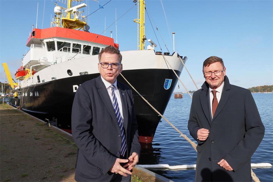 BSH-Präsident Helge Heegewaldt (li) und der gerade aus dem Amt geschiedene IHO-Generalsekretär Mathias Jonas stehen vor dem Forschungsschiff „Deneb“. Bernd Wüstneck/dpa