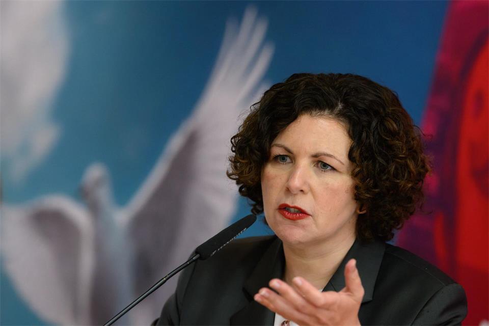 BSW-Bundesvorsitzende Amira Mohamed Ali spricht auf dem Parteitag des BSW-Sachsen in Leipzig.Hendrik Schmidt/dpa