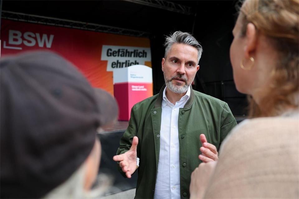 BSW-Chef Fabio De Masi spricht im Sachsen-Anhalt-Wahlkampf mit Sympathisanten. (Archivbild)Jan Woitas/dpa