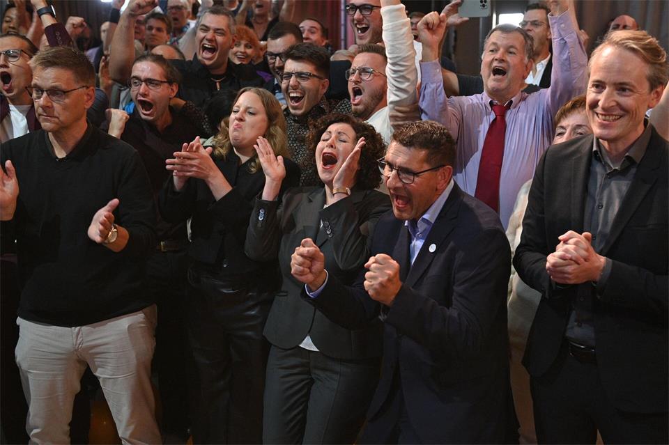 BSW-Co-Chefin Mohamed Ali freut sich bei der Wahlparty in Magdeburg über die Prognose zur Landtagswahl.Klaus-Dietmar Gabbert/dpa