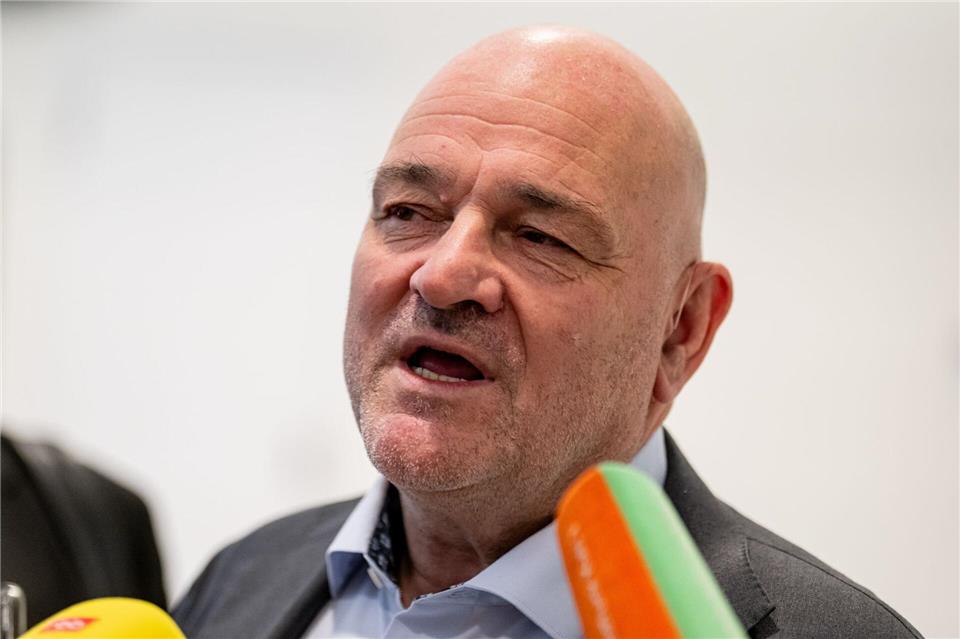 BSW-Finanzminister Robert Crumbach betont, dass die Regierungsarbeit mit der SPD in seinen Augen bislang gut lief. Aber wie geht es angesichts des andauernden Streits weiter? Fabian Sommer/dpa