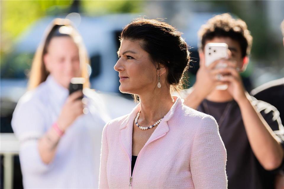 BSW-Gründerin Sahra Wagenknecht will öffentlich mit dem thüringischen AfD-Landeschef Björn Höcke sprechen. (Archivbild)Christoph Soeder/dpa