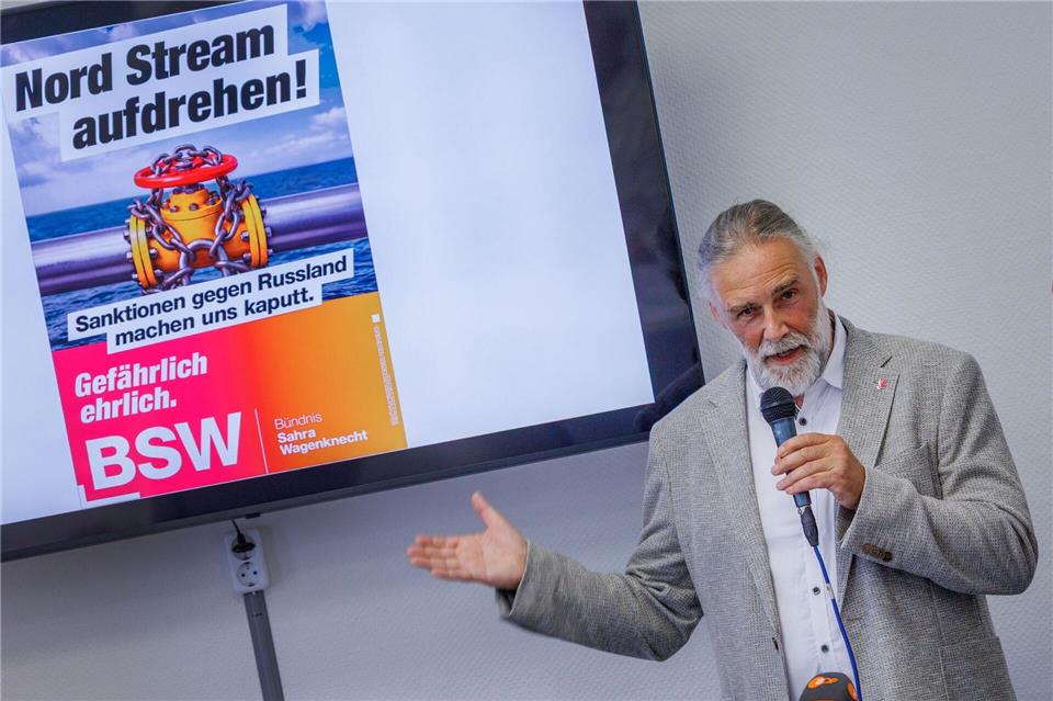 BSW-Spitzenkandidat Peter Schabbel wirbt unter dem Slogan „gefährlich ehrlich“ für die Partei.Jens Büttner/dpa