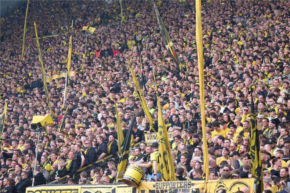 BVB-Fans schweigen infolge eines medizinischen Not-Einsatzes im StadionBernd Thissen/dpa