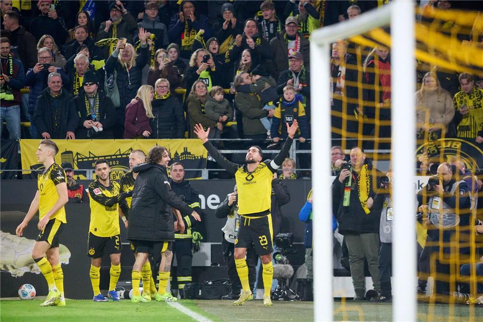 BVB-Kapitän Emre scheint sich bei höheren Mächten für die effiziente BVB-Ausbeute zu bedankenBernd Thissen/dpa