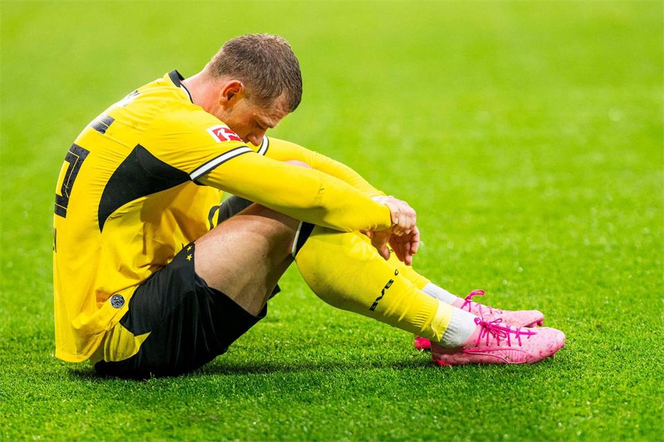 BVB-Profi Julian Ryerson saß nach dem nächsten Rückschlag enttäuscht auf dem Rasen.Julius Frick/dpa