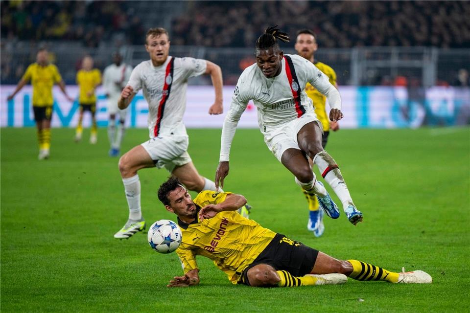 BVB-Profi Mats Hummels (l.) und Milans Rafael Leão teilten sich in Dortmund die Punkte..