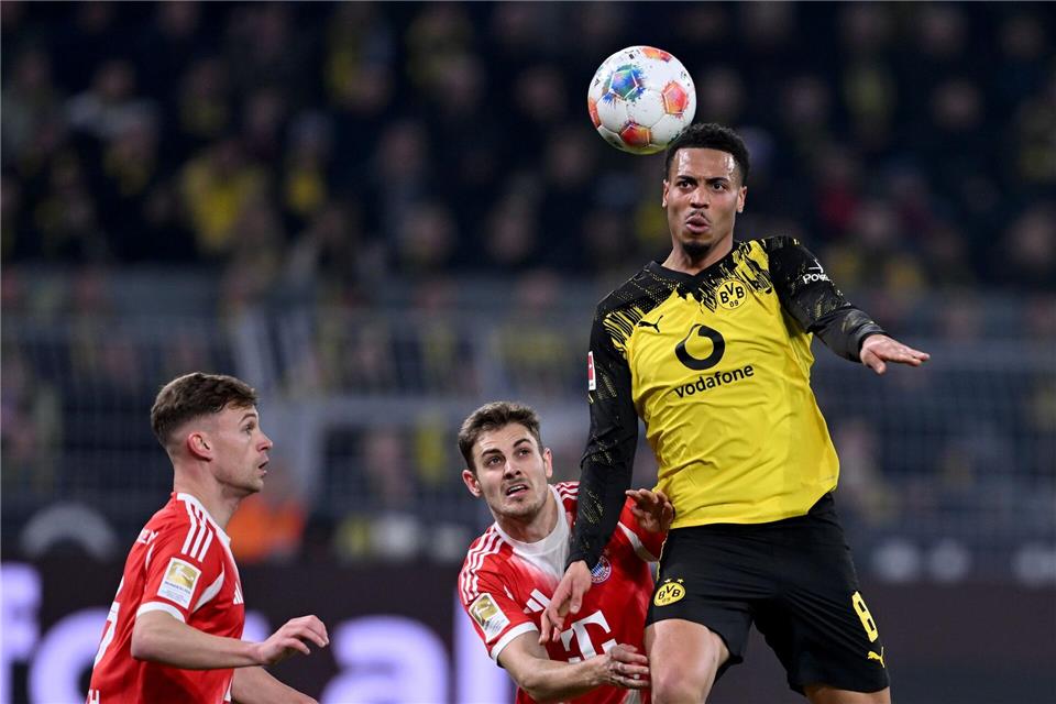 BVB-Profi Nmecha (r) hat seinen Vertrag in Dortmund verlängert. (Archivbild)David Inderlied/dpa