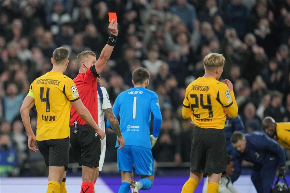 BVB-Sportdirektor Sebastian Kehl äußert Kritik an der Roten Karte für Daniel Svensson.Kin Cheung/AP/dpa