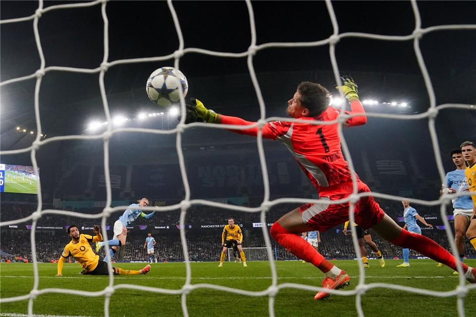 BVB-Torwart Gregor Kobel konnte die Niederlage nicht verhindern.Nick Potts/PA Wire/dpa