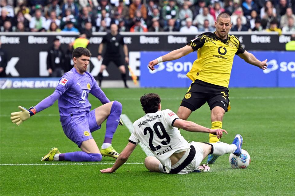 BVB-Torwart Gregor Kobel (l) und Waldemat Anton (r) im Duell mit Gladbachs Joe Scally. Federico Gambarini/dpa