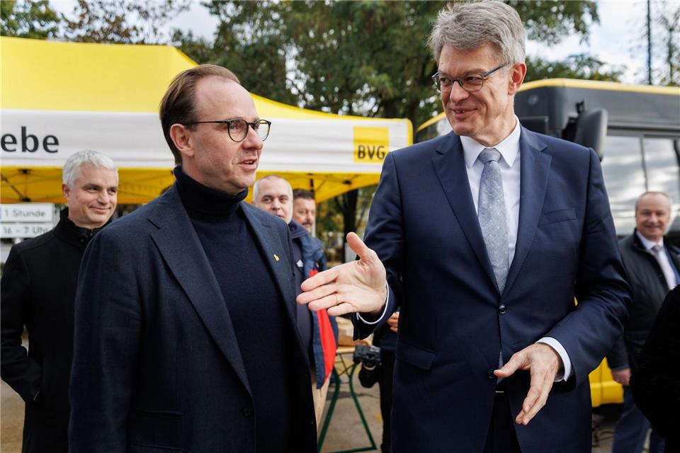 BVG-Chef Falk(l) und Bundesverkehrsminister Schnieder stellen fahrerlose Shuttles vor, die im öffentlichen Nahverkehr unterwegs sein sollen. (Archivbild)Carsten Koall/dpa