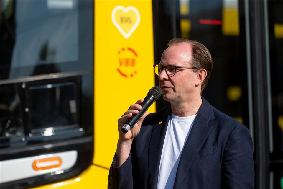 BVG-Chef Henrik Falk stellte den Urbanliner in Weißensee vor.Christophe Gateau/dpa