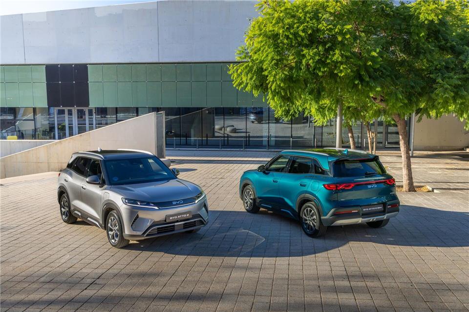 BYD Atto 2 bietet künftig mehr Antriebsvarianten: Neben dem bekannten Elektroantrieb (links) kommt ein Plug-in-Hybrid (rechts) mit bis zu 1.000 Kilometern Reichweite.BYD/dpa-tmn